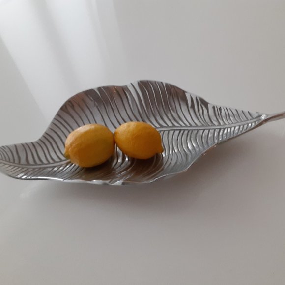 decorative leaf design metal fruit bowl / platter - Picture 1 of 6